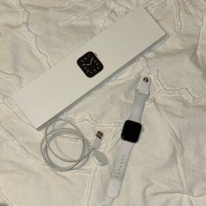 apple watch SE 40mm silver aluminum sport band GPS model